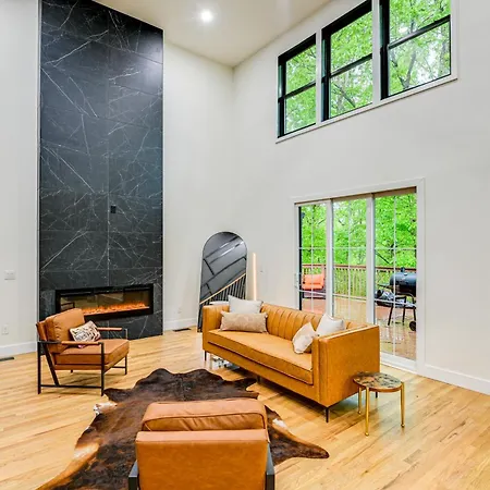 Spacious Deck Contemporary Home In Nashville!